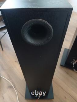 B + W 684 Floorstanding Speakers in black