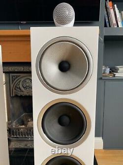 Bowers & Wilkins 702 s2 floorstanding speakers