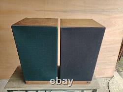 KEF Reference 103.2 Bookshelf Audiophile Standmount Speaker Floor