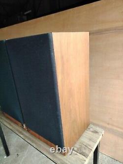 KEF Reference 103.2 Bookshelf Audiophile Standmount Speaker Floor
