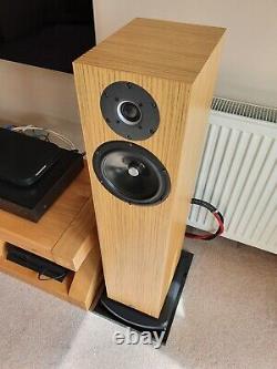 Kudos Super 20 speakers Blonde Zebrano finish