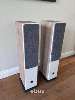 Pair of DALI OBERON 5 Floorstanding High-End Hi-Fi Stereo Speakers (Oak/White)